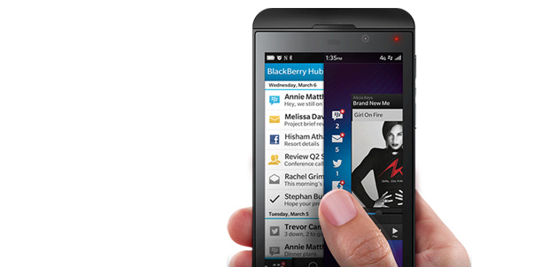 BlackBerry Z10, pantalla táctil con BB10