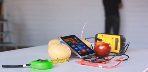 Papas y manzanas para recargar un Lumia 930
