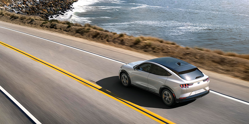 Ford Mustang Mach-E arriba