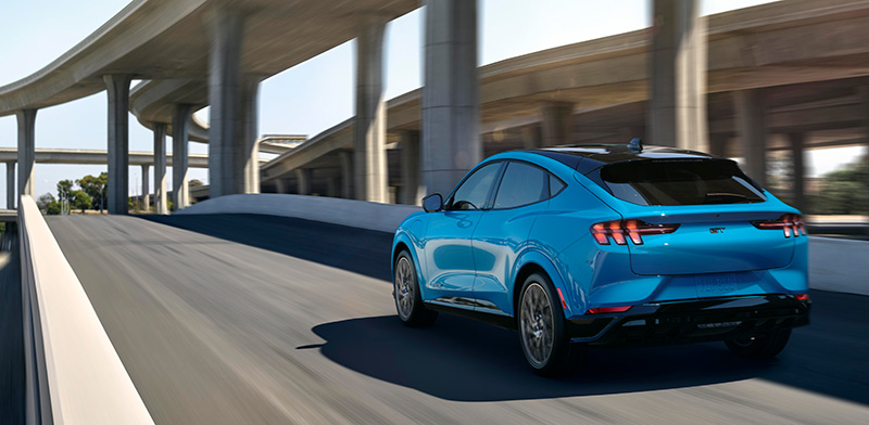 Ford Mustang Mach-E atras