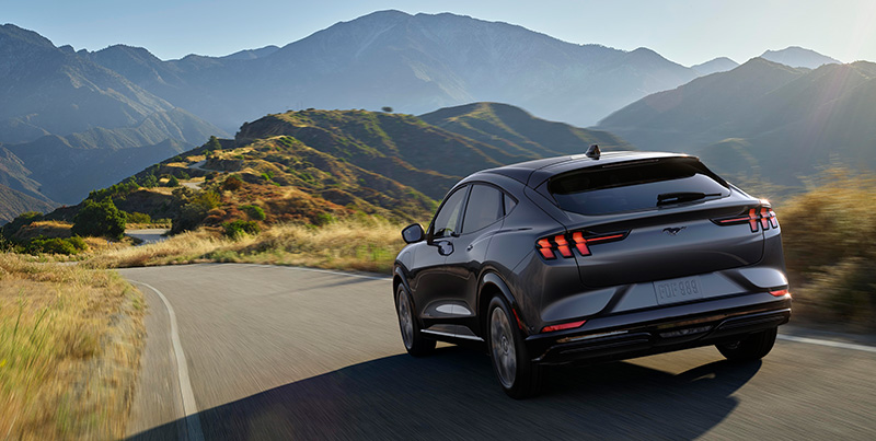 Ford Mustang Mach-E carretera atras