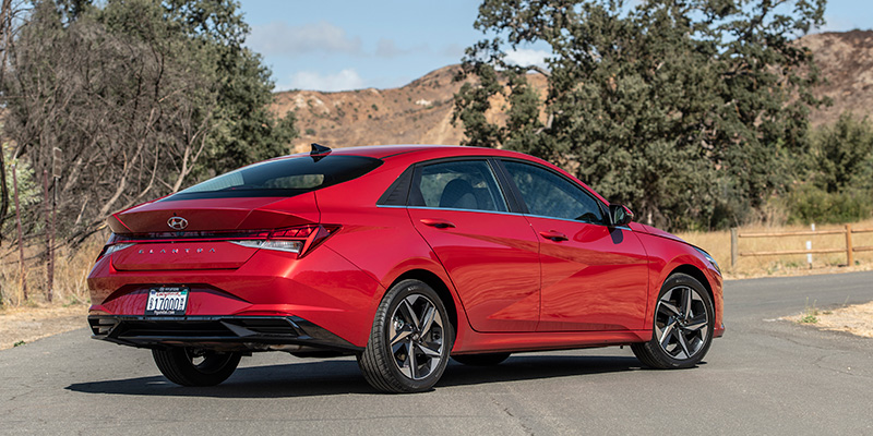 Hyundai Elantra 2022 anuncio atras