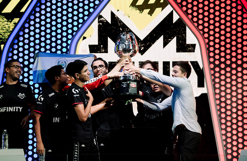 INFINITY Liga Latinoamerica de League of Legends campeon trofeo