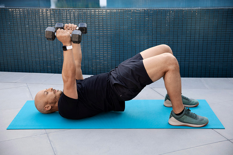 Fitbit fuerza física fuerza mental pesas