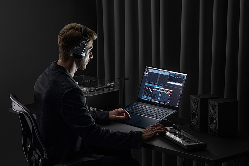 ASUS Zenbook Pro 17 (UM6702) con AMD Ryzen 9 6900HX