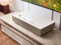 El proyector LG CineBeam 4K HU915QE para espacio pequeños