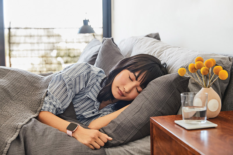 Fitbit da consejos para dormir mejor si tienes apnea de sueño