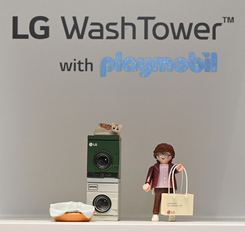 LG x PlayMobil