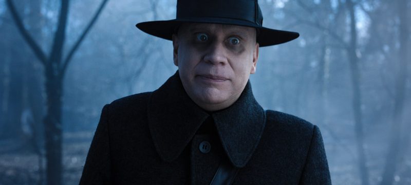 Fred Armisen, como el querido Tío Lucas, en Merlina de Netflix