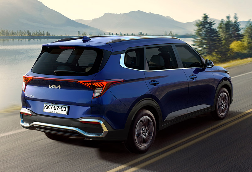 Kia Carens trasera 2023