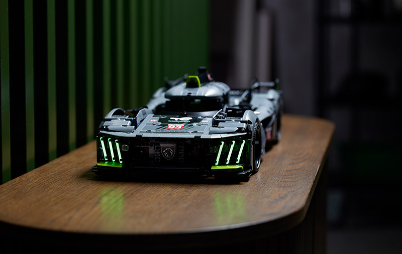 LEGO Technic PEUGEOT 9X8 24H Le Mans Hybrid Hypercar frente
