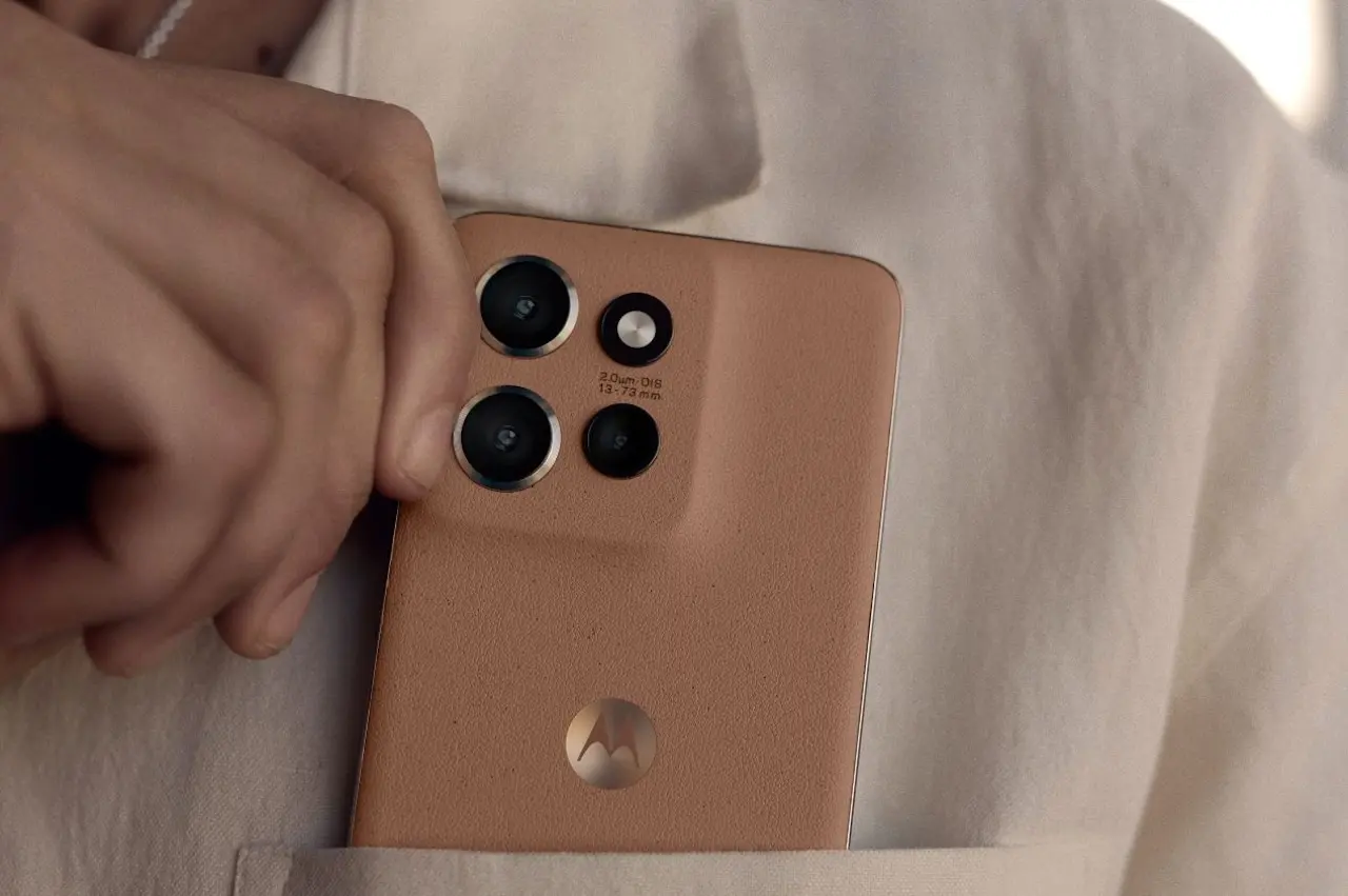 motorola razr 50 ultra y motorola edge 50 neo Pantone Mocha Mousse