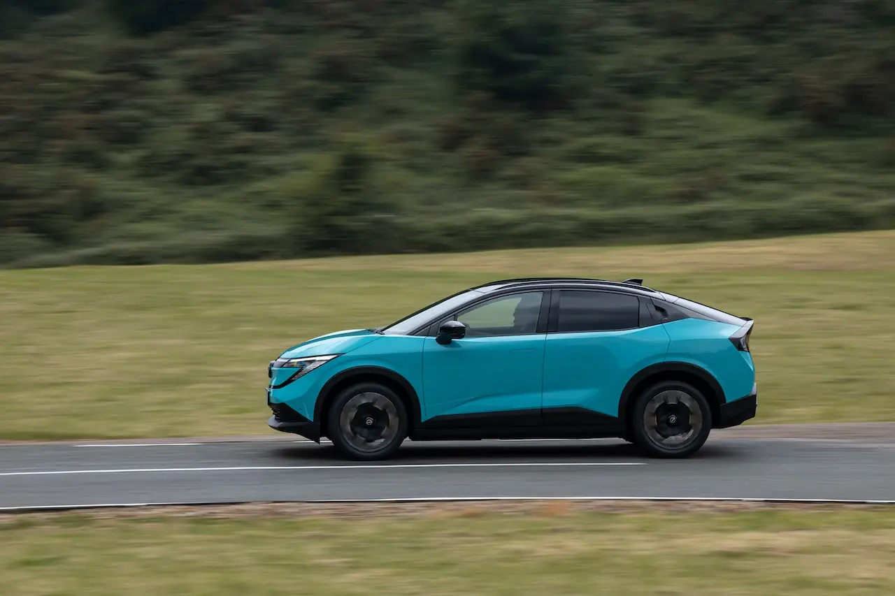 Nissan LEAF 2026 costado