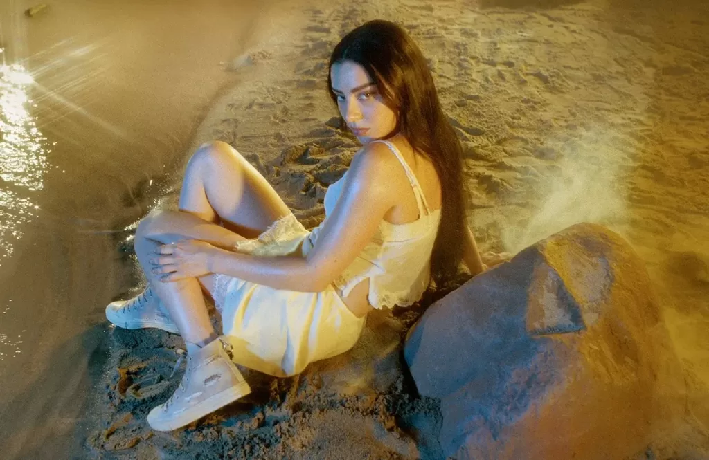 Converse x Charli XCX blancos