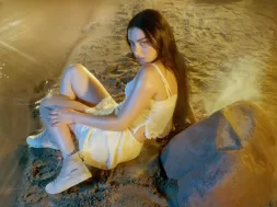 Converse x Charli XCX blancos