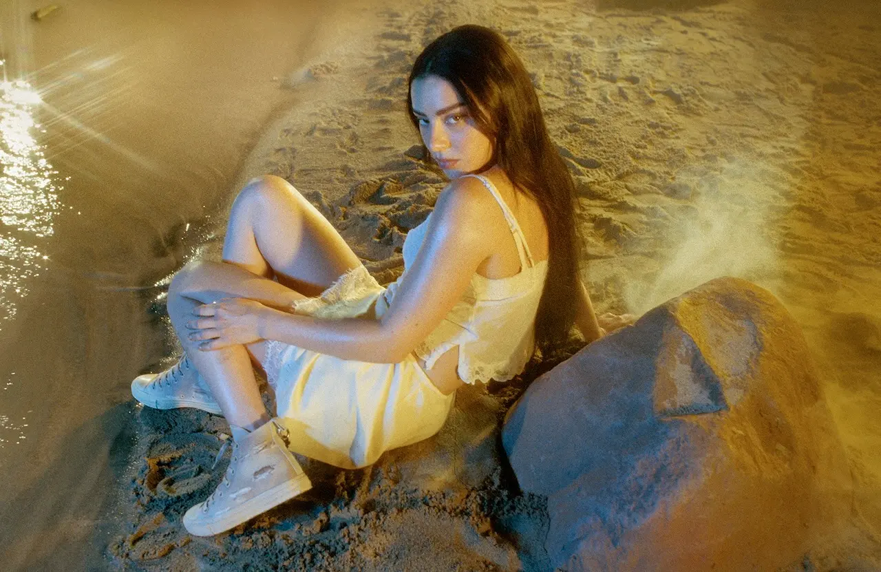 La colección Converse x Charli XCX llega a México por tiempo limitado