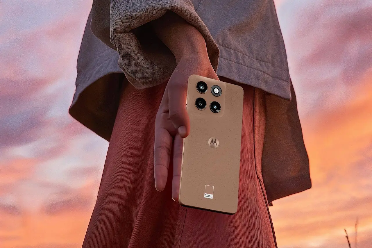 motorola edge 60 fusion en el color PANTONE Mocha Mousse en México