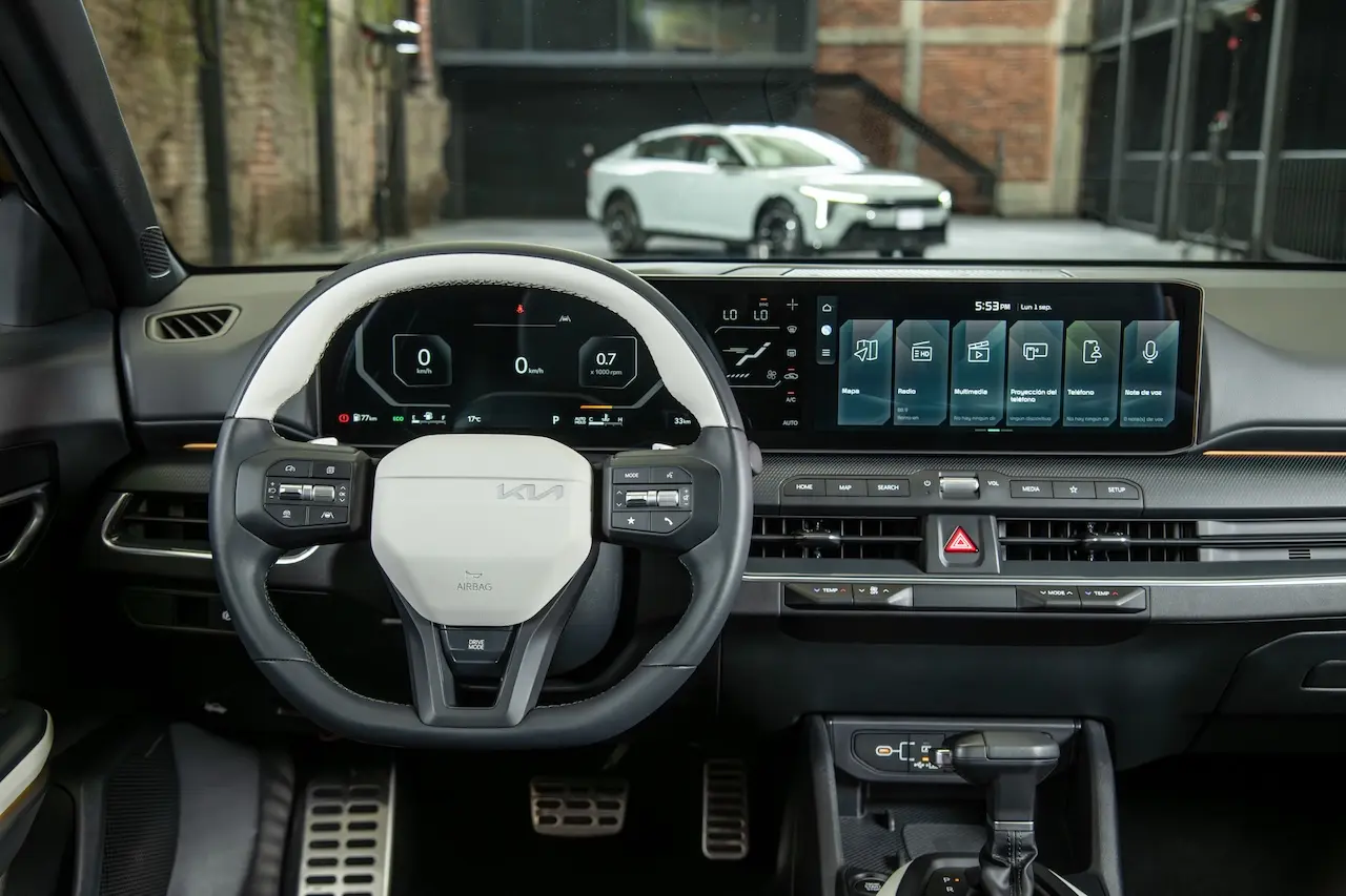 kia K4 JD Power 2025 sistema infoentretenimiento