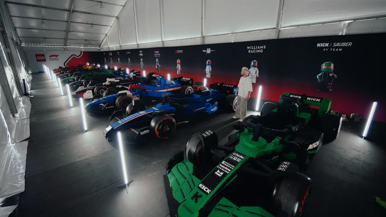 Bricks on Track Construyendo el desfile de pilotos de LEGO F1 teaser monoplazas