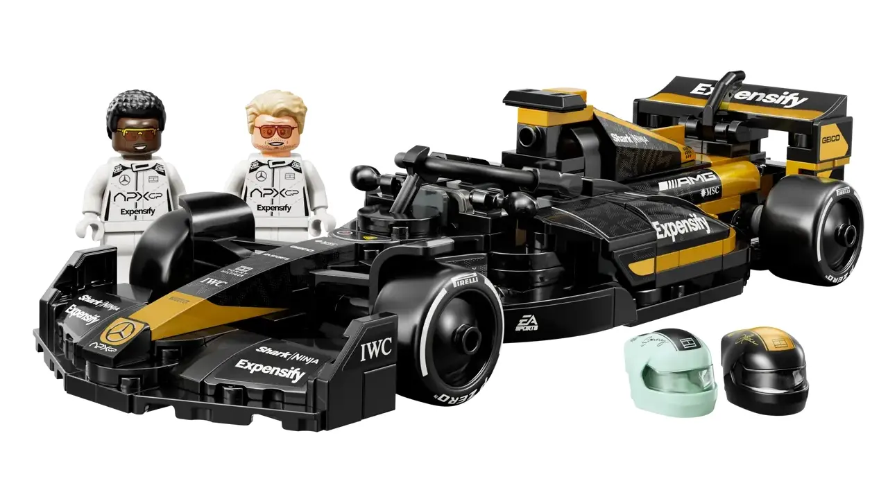 Sonny Hayes y Joshua Pearce de APXGP tienen su auto de carreras de LEGO