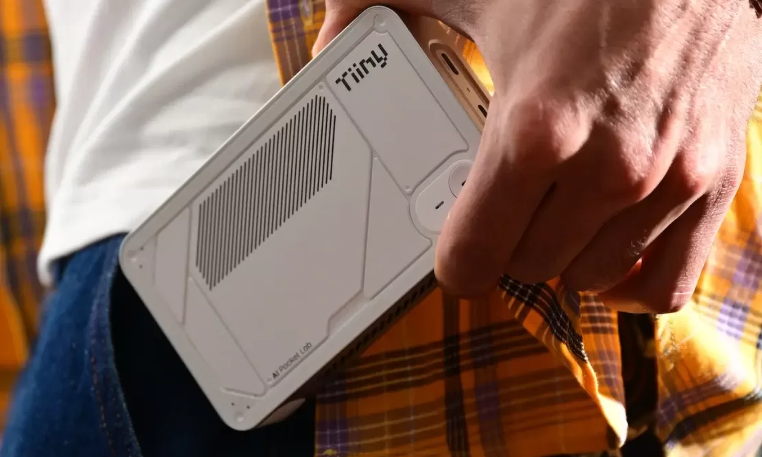 Tiiny AI Pocket Lab compacto