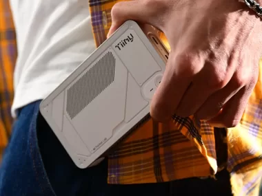 Tiiny AI Pocket Lab compacto