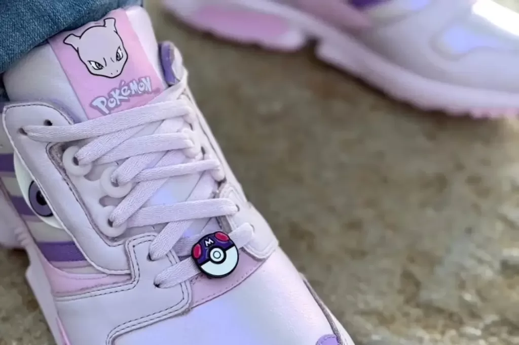 Pokémon x adidas ZX 8000 Mewtwo detalles