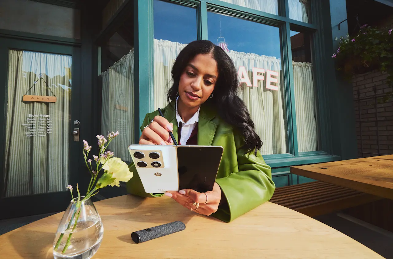 Motorola razr fold con pantallas de 6.6 pulgadas y 8.1 pulgadas