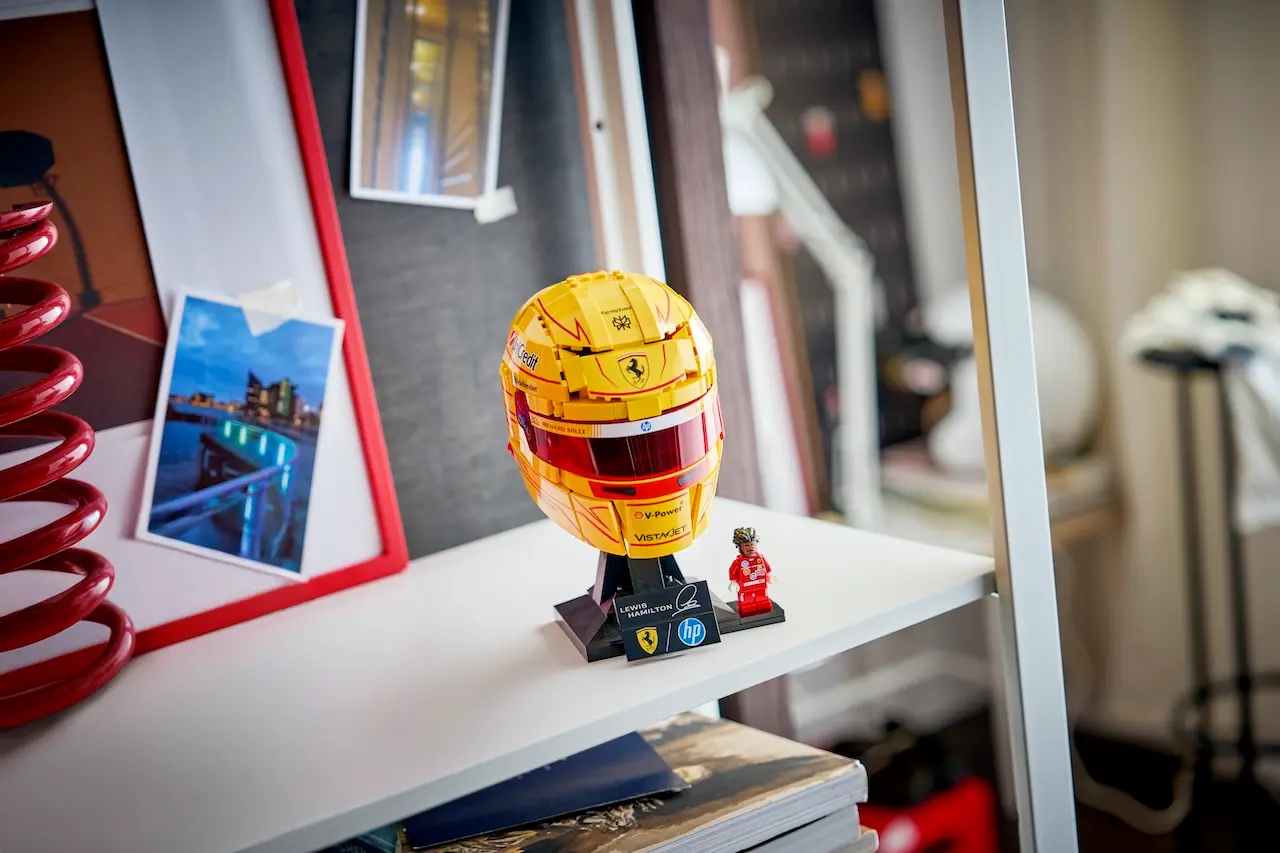 Precio de los nuevos cascos de Charles Leclerc y Lewis Hamilton en LEGO