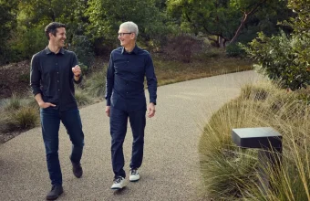 Apple John Ternus y Tim Cook